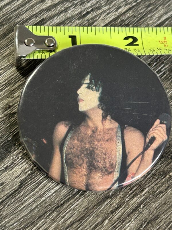 KISS BUTTON Pin Badge Dressed To Kill Tour Paul Stanley Mic Vintage Kiss Aucoin