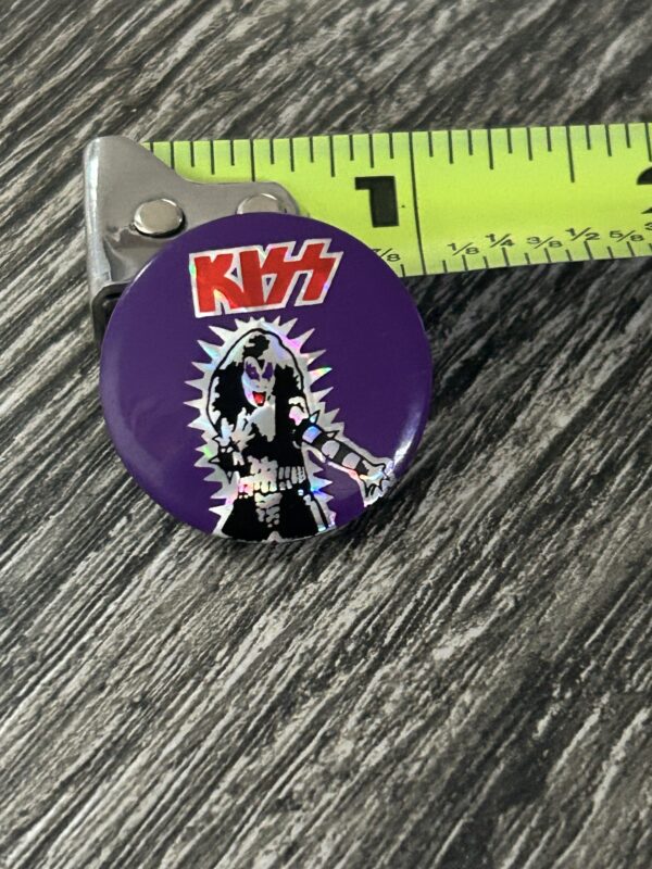 KISS BUTTON Pin Badge Alive Gene Simmons PRISM Prismatic Vintage Kiss Aucoin B