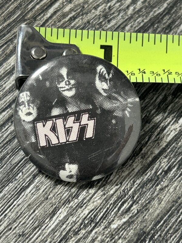 KISS BUTTON Pin Badge Alive Era Group Pose B&W Pink Logo Vintage Kiss Aucoin