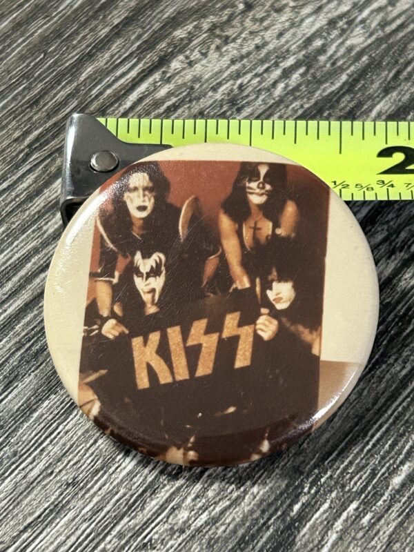 KISS BUTTON Pin Badge Alive Tour Group w/ Logo Banner 1 3/4" Vintage Kiss Aucoin