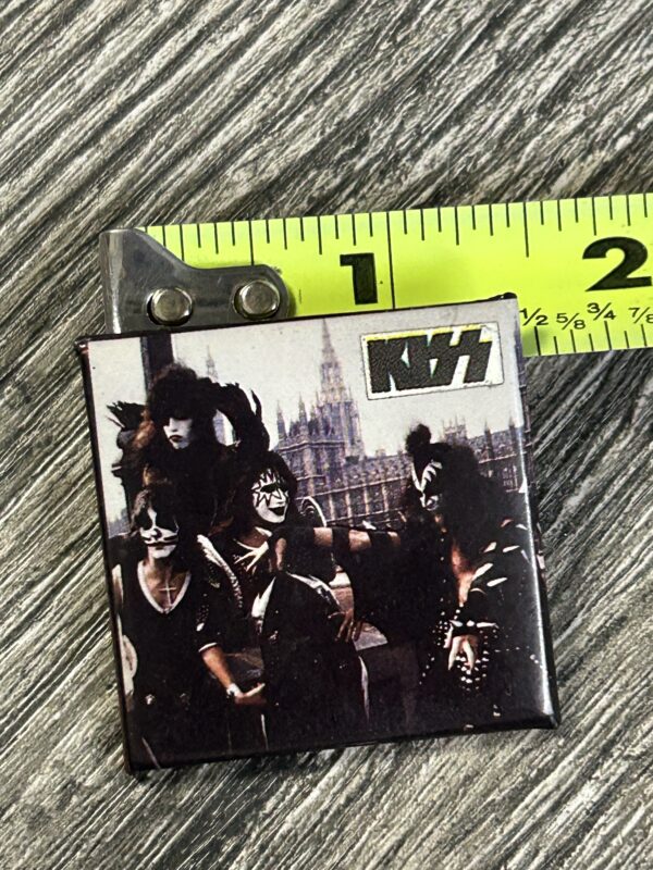 KISS BUTTON Pin Badge Alive Tour Group Pose London 1 1/2" Vintage Kiss Aucoin