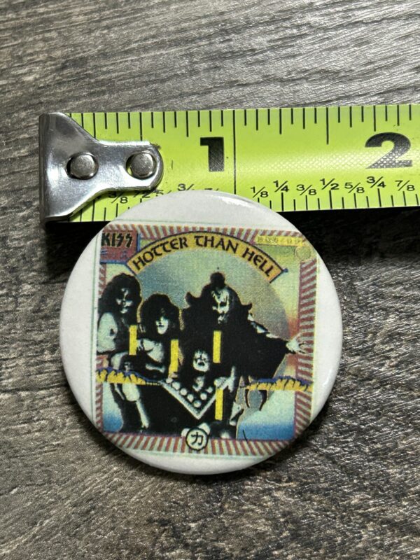 KISS BUTTON Pin Badge Hotter Than Hell Album Cover White Vintage Kiss Aucoin Era