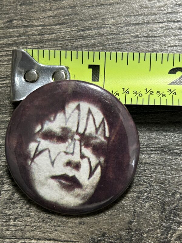 KISS BUTTON Pin Badge Hotter Than Hell Ace Frehley 1 3/8" Vintage Kiss Aucoin