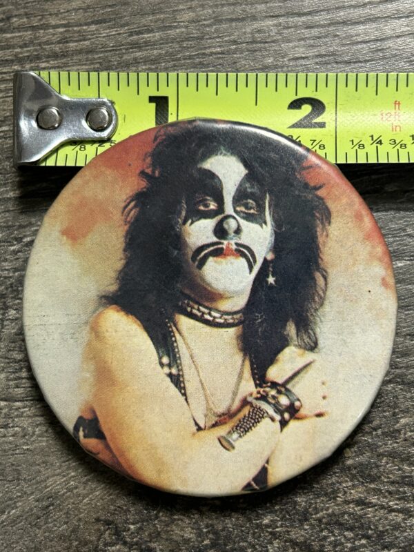 KISS BUTTON Pin Badge Debut Album Peter Criss Red Room Vintage Kiss Aucoin Era A