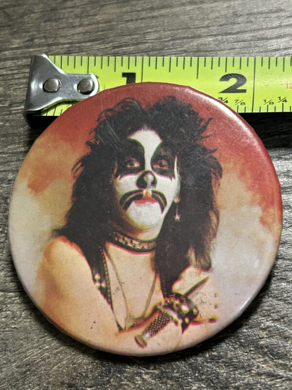 KISS BUTTON Pin Badge Debut Album Peter Criss Red Room Vintage Kiss Aucoin Era B