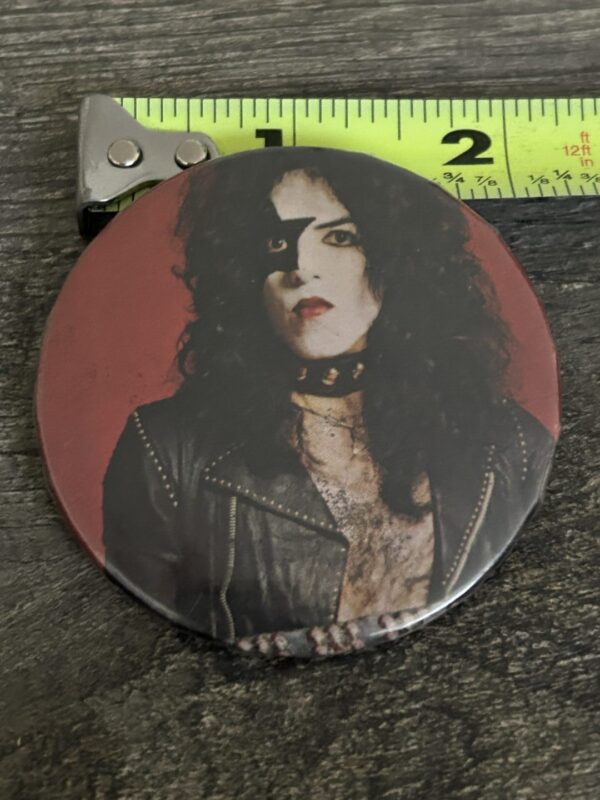 KISS BUTTON Pin Badge Debut Album Paul Stanley Red Room Vintage Kiss Aucoin Era