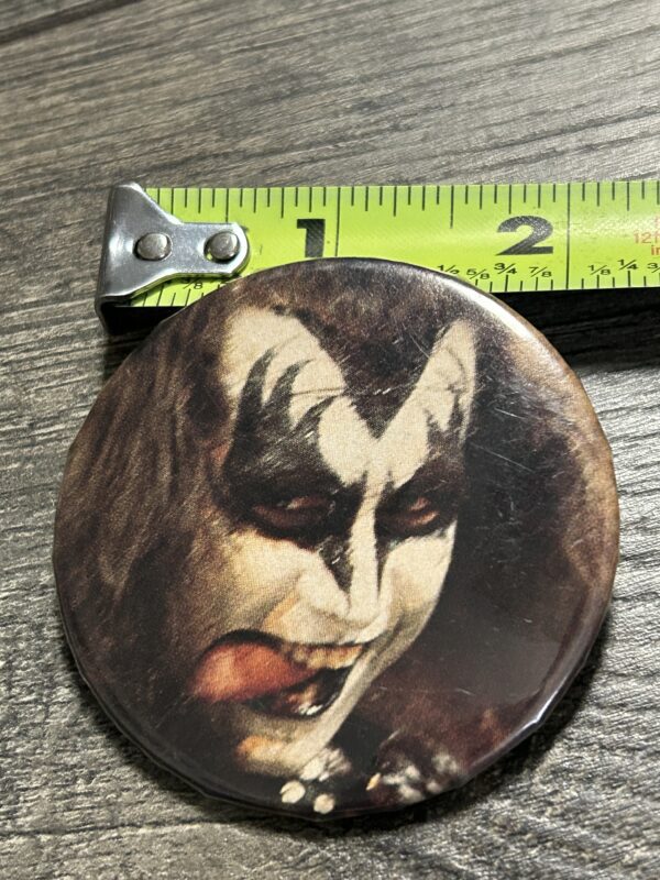 KISS BUTTON Pin Badge Hotter Than Hell Tour Gene Simmons Vintage Kiss Aucoin Era