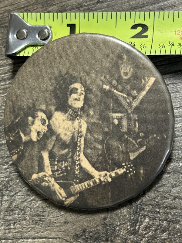 KISS BUTTON Pin Badge Hotter Than Hell Tour Gene Paul Ace Vintage Kiss Aucoin