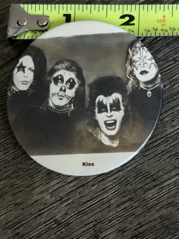 KISS BUTTON Pin Badge Debut Album Cover Outtake White Border Vintage Kiss Aucoin