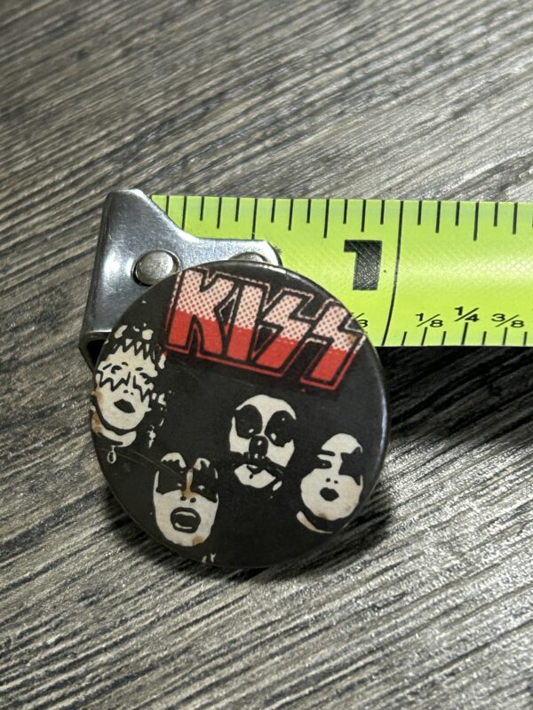 KISS BUTTON Pin Badge Debut Album Cover Pink Red Logo 1" Vintage Kiss Aucoin