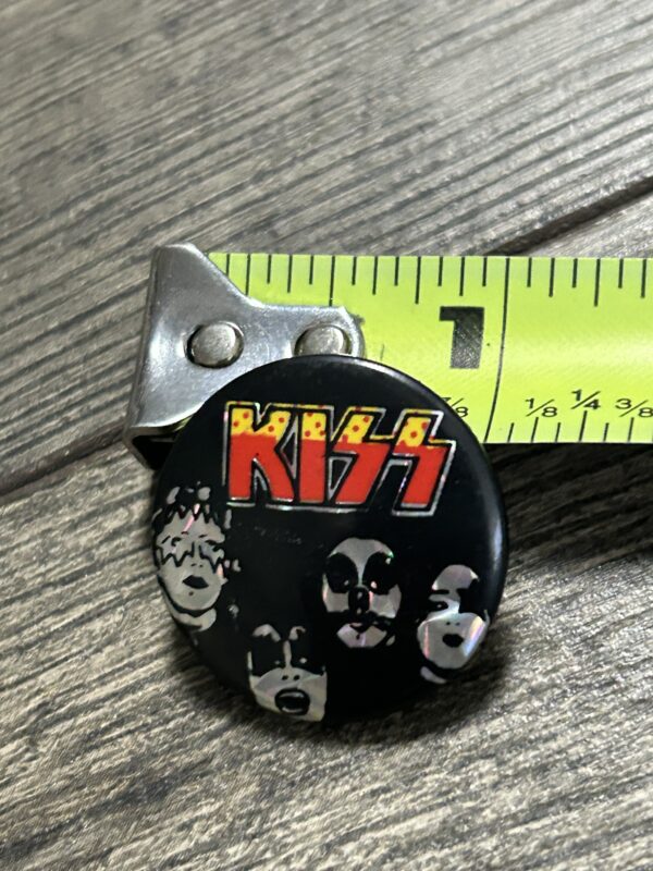 KISS BUTTON Pin Badge Debut Album PRISM Prismatic Gold Red Vintage Kiss Aucoin