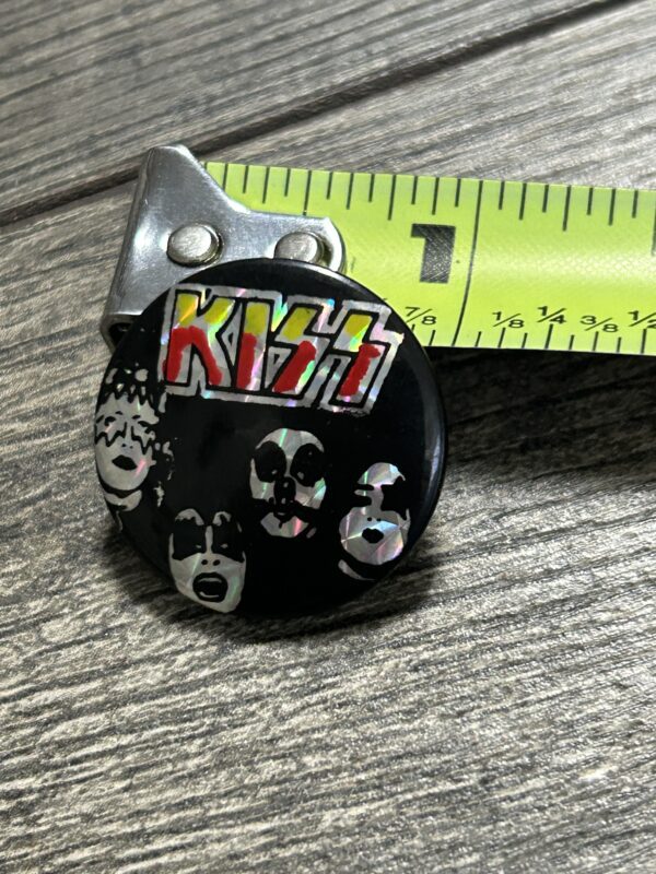 KISS BUTTON Pin Badge Debut Album PRISM Prismatic Yellow Red Vintage Kiss Aucoin