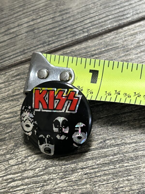 KISS BUTTON Pin Badge Debut Album PRISM Prismatic Red Logo Vintage Kiss Aucoin