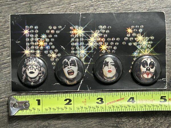 KISS BUTTON Pin Badge Debut Album Cover 4pc Set Backing Card Vintage Kiss Aucoin