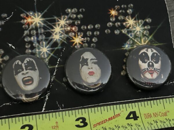 KISS BUTTON Pin Badge Debut Album Cover 4pc Set Backing Card Vintage Kiss Aucoin - Image 3