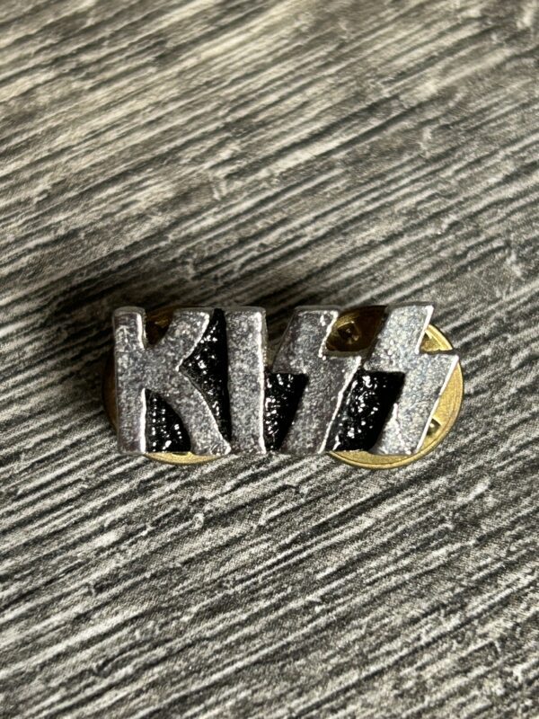 KISS Pin Badge Silver Metal Classic Logo UNWORN Vintage Kiss Memorabilia 1980's