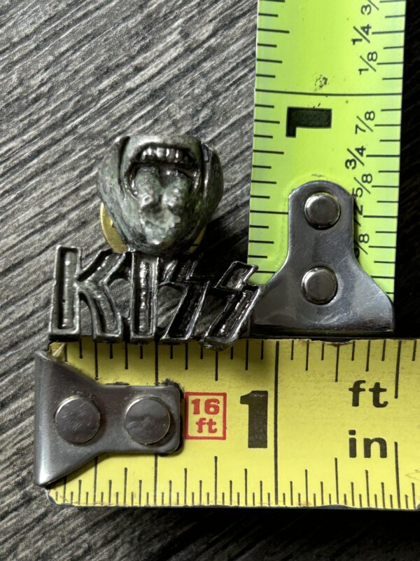 KISS Pin Badge Button Gene Simmons Tongue w/ Logo Metal Vintage Kiss Memorabilia
