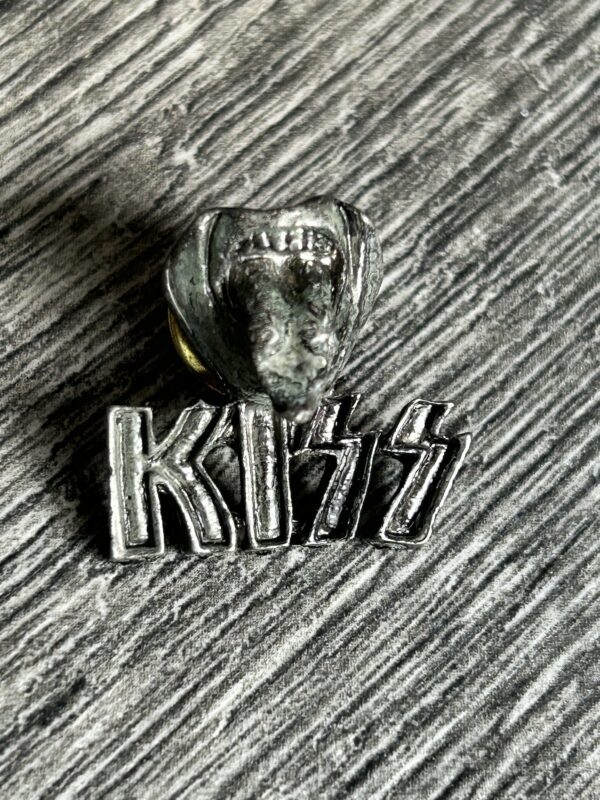 KISS Pin Badge Button Gene Simmons Tongue w/ Logo Metal Vintage Kiss Memorabilia