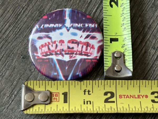 Kiss Pin Button VINNIE VINCENT INVASION Album Circle Vintage Kiss Memorabilia