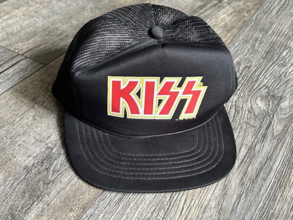 KISS Hat Trucker Cap Red Yellow Logo UNWORN 1989 Hot In The Shade Vintage Kiss