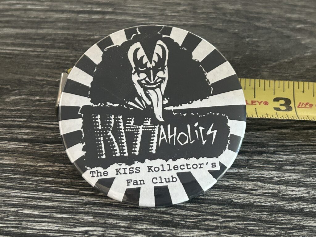 KISS Button Pin Badge Kissaholics Fanzine Fan Club Vintage Kiss Memorabilia A