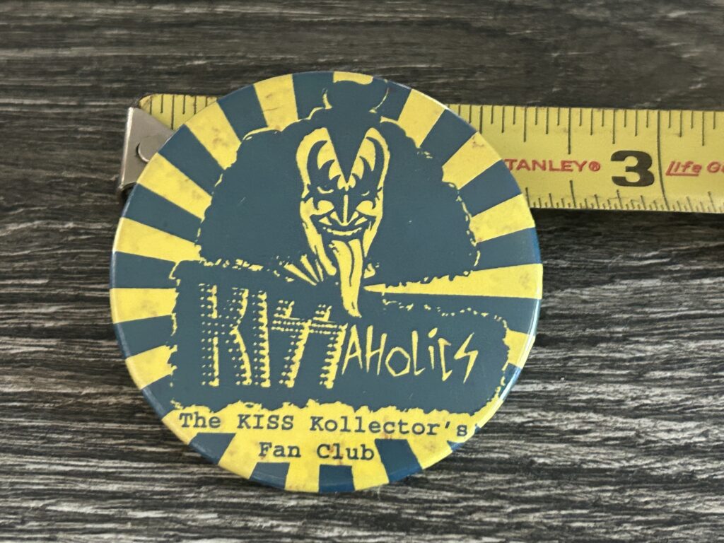 KISS Button Pin Badge Kissaholics Fanzine Fan Club Vintage Kiss Memorabilia B