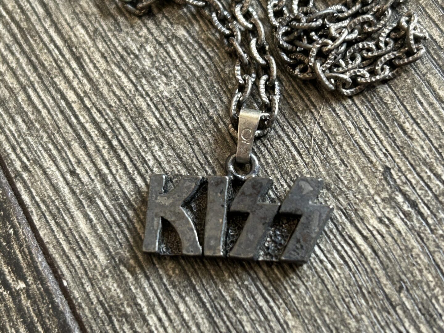 KISS Pendant Necklace Metal Logo Chain Headshop Vintage Kiss Memorabila Aucoin A