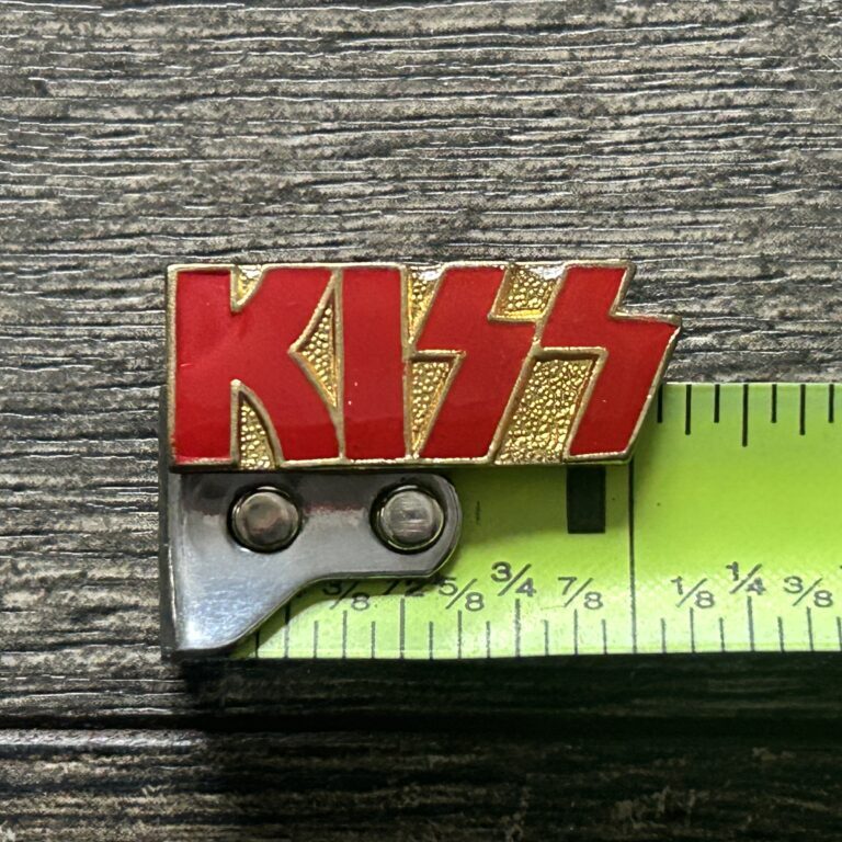 KISS Pin Badge Enamel Red Logo Gold Colored Metal 1" Vintage Kiss 1980's