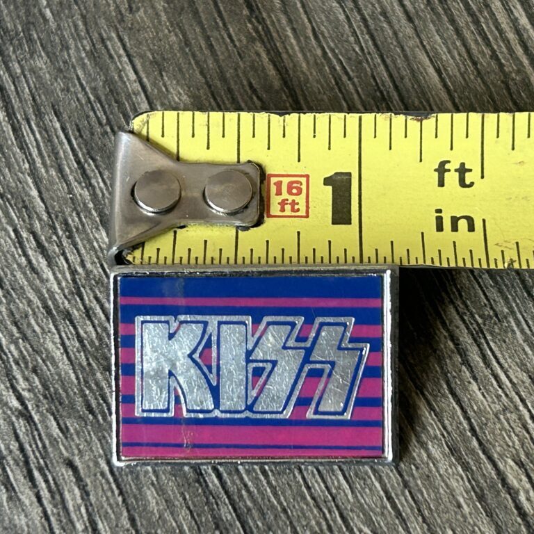 KISS Pin Badge Enamel Logo Blue Pink Clubman UK Texture Back Vintage Kiss 1980's