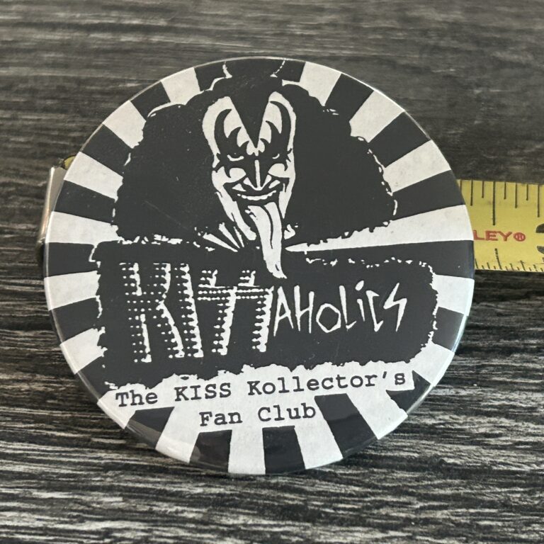 KISS Button Pin Badge Kissaholics Fanzine Fan Club Vintage Kiss Memorabilia A