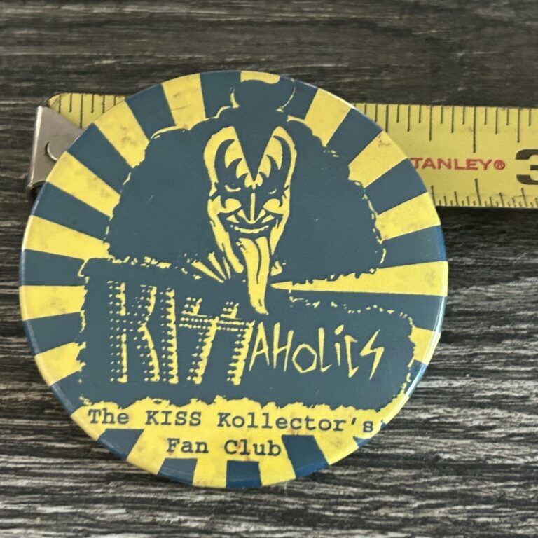 KISS Button Pin Badge Kissaholics Fanzine Fan Club Vintage Kiss Memorabilia B