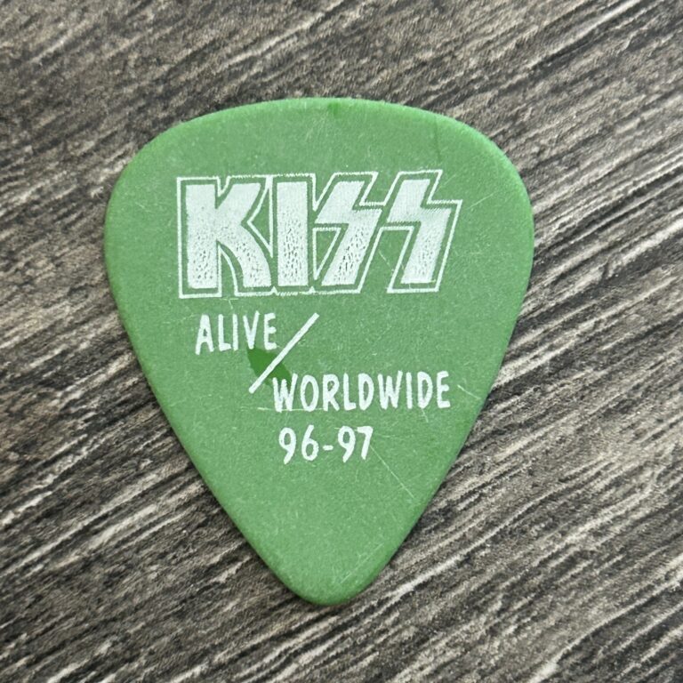 KISS Guitar Pick PETER CRISS Reunion Tour High Signature Variant Green Vintage