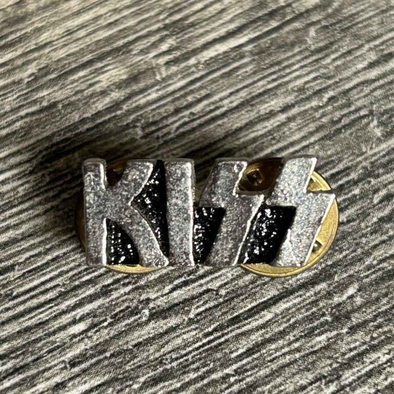 KISS Pin Badge Silver Metal Classic Logo UNWORN Vintage Kiss Memorabilia 1980's