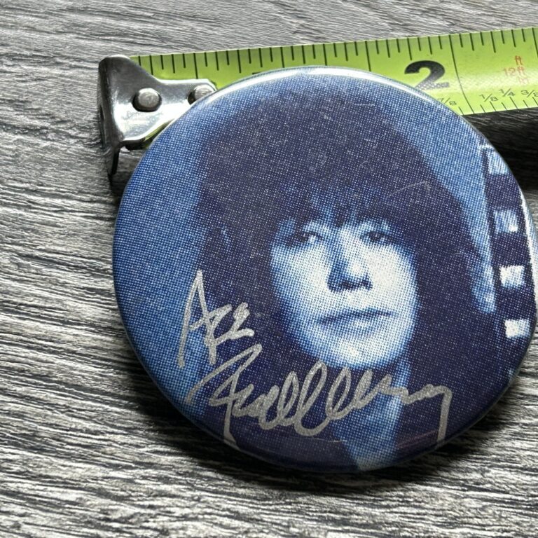 Kiss Button Pin Badge ACE FREHLEY SIGNED Autograph Blue Vintage Kiss Memorabilia